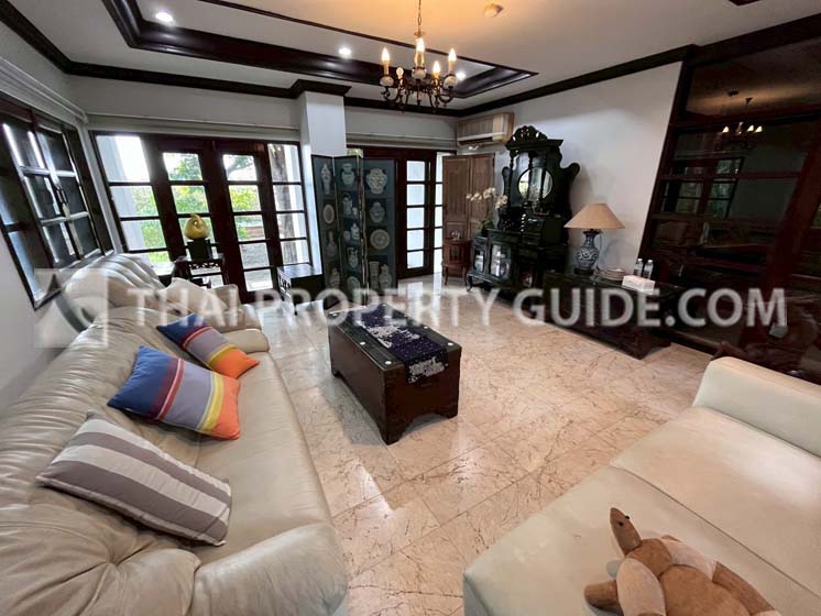 House with Shared Pool in Bangnatrad 
